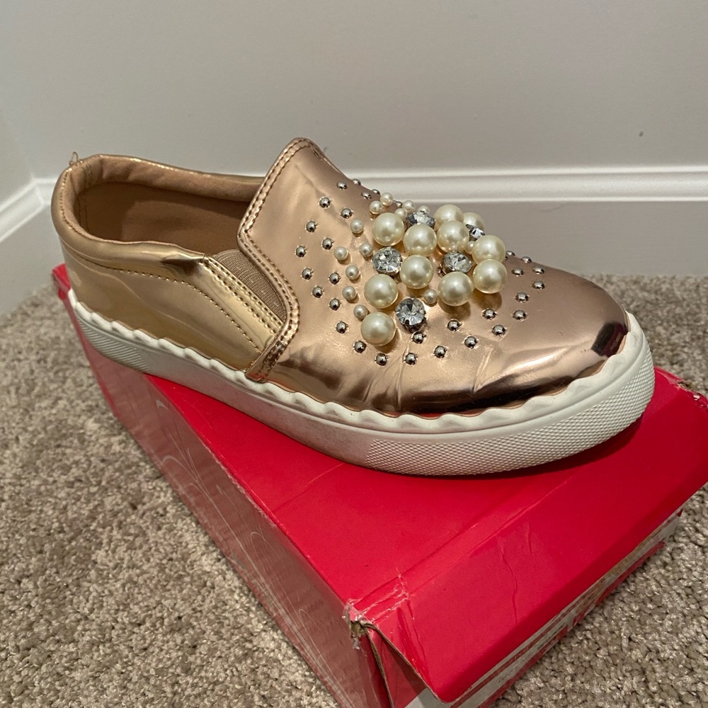Cute low top elegantly bling out mini platform shoes